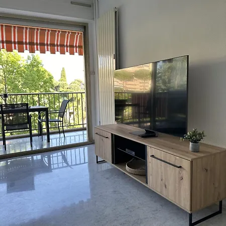 Апартаменты Cozy Flat With Pool And Balcony Антиб